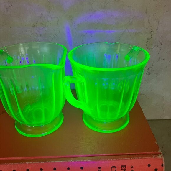 Vintage 1930’s 16 Panel Green Uranium Glass Cream and Sugar Set. Brilliant Glow - Picture 2 of 8